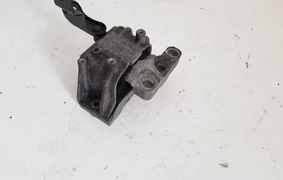 Volkswagen PASSAT B7 Engine mount bracket 1K0199262