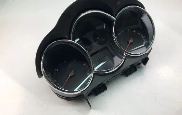 Chevrolet Cruze Speedometer (instrument cluster) 95990338