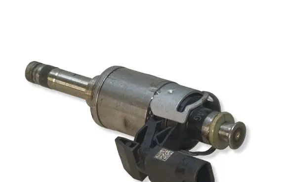 Skoda Octavia Mk3 (5E) Fuel injector 04E133036A