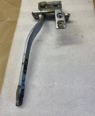 Volkswagen Touareg I Tailgate/trunk/boot hinge 7L6827301B