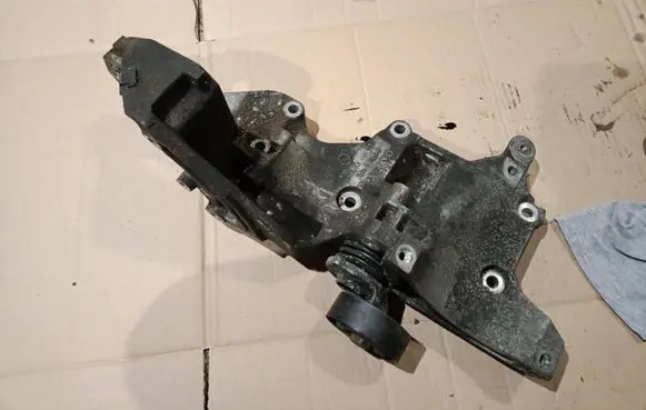 Volkswagen Tiguan Generator/alternator bracket 03L903143D