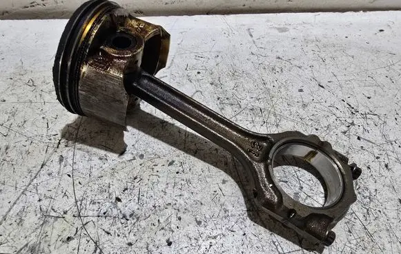 Mitsubishi Space Star Piston with connecting rod 