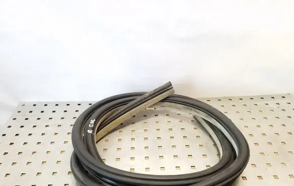 Rear door rubber seal (on body)