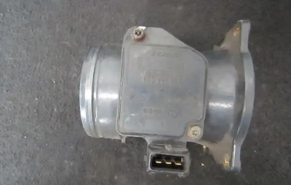 Audi A4 S4 B5 8D Mass air flow meter 058133471 AFH60-10B