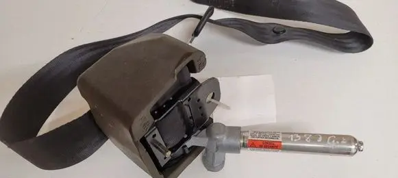 Volvo V50 Rear seatbelt 8665536