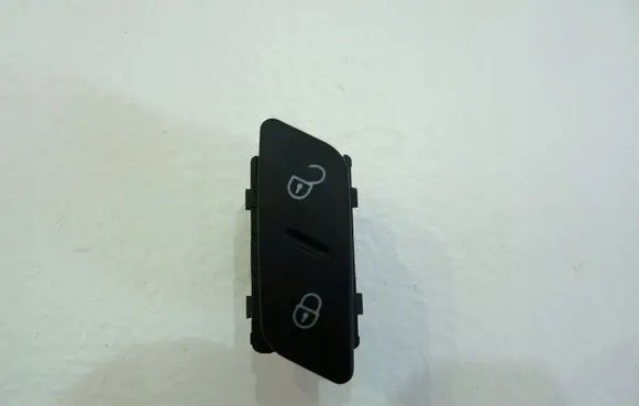 Volkswagen Tiguan Central locking switch button 1K0962126B
