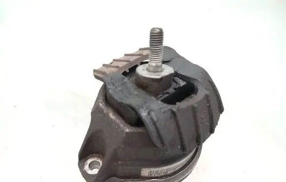 BMW 5 E60 E61 Engine mount bracket 6761089