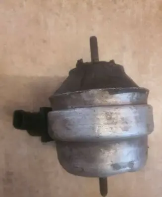 Engine mount bracket