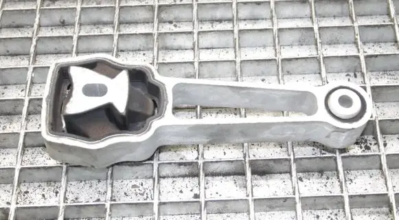 Land Rover Freelander 2 - LR2 Engine mounting bracket