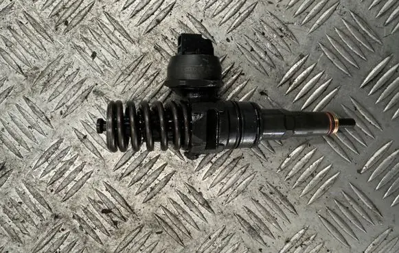 Volkswagen PASSAT B5.5 Fuel injector 0414720039 038130073AL