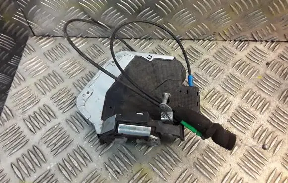 Lexus IS 220D-250-350 Rear door lock 6905053040