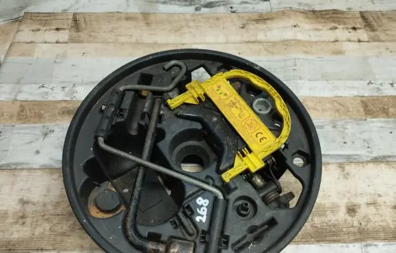 Renault Clio II Tool set 8200122487
