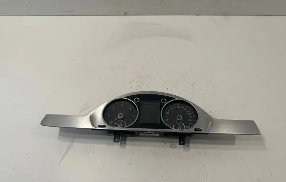 Volkswagen PASSAT B7 Speedometer (instrument cluster) 3AA920880A