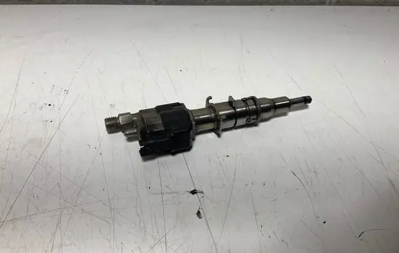 BMW 5 F10 F11 Fuel injector 7585261