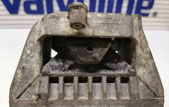 Engine mount bracket