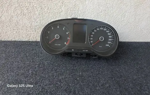 Volkswagen Polo V 6R Speedometer (instrument cluster) 6R0920860C