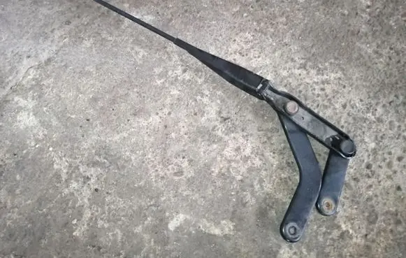 Front wiper blade arm
