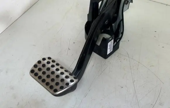 Mercedes-Benz C W204 Brake pedal A2042902101 PP204290059 1214405133