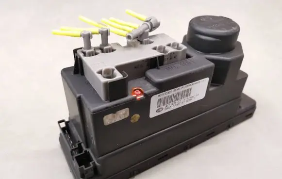 Mercedes-Benz E W210 Central locking vacuum pump 2088000448