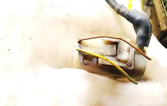 Subaru Legacy Windscreen/windshield washer pump