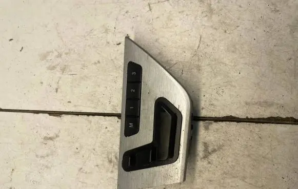 Mercedes-Benz C W204 Seat control switch A2048204310 02110708 A2048204322