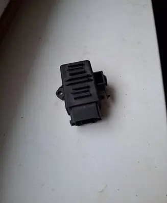 Volkswagen PASSAT B6 Seat heating relay 1K0959772