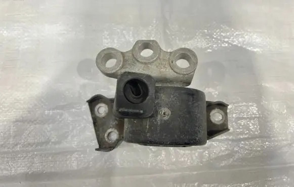 Alfa Romeo Mito Engine mount bracket