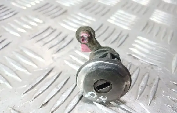 Nissan Primera Front door lock (next to the handle) 