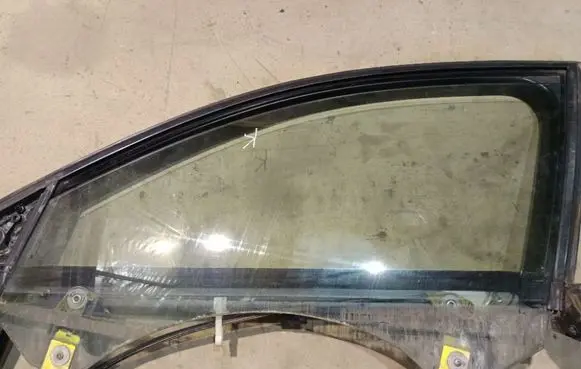 Audi A6 S6 C6 4F Front door window glass four-door AS2