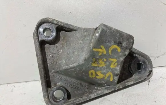 Volvo V50 Generator/alternator bracket 8670235