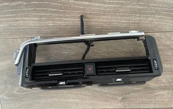 Nissan Qashqai Dashboard air vent grill cover trim 687516UAOA