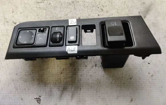 Nissan Note (E11) Wing mirror switch 684859U100