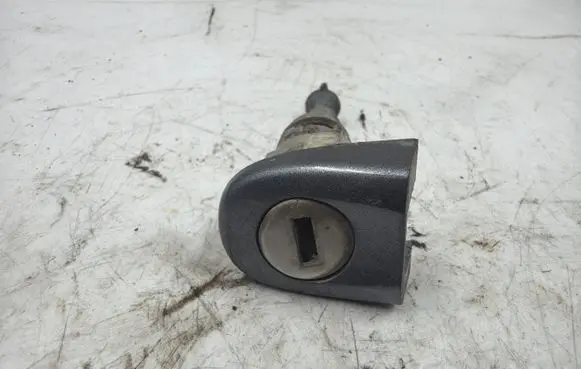 Volkswagen Golf V Front door lock (next to the handle)