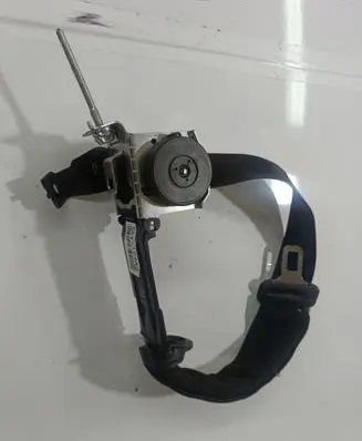 Opel Astra H Front seatbelt 560834801