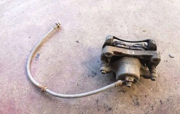 Nissan Juke I F15 Front brake caliper