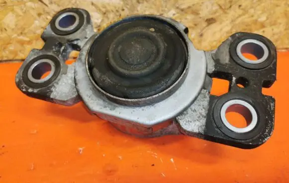 Volvo S80 Engine mount bracket 8G9N7M121AA00 P4FPAA121108