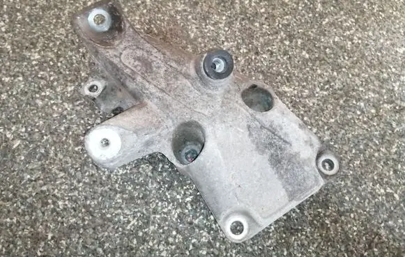 BMW 1 E81 E87 Engine mounting bracket 6776529