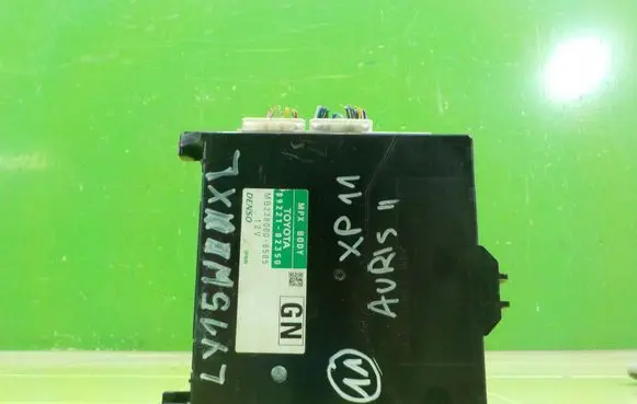 Toyota Yaris Fuse box set 8922102350 BEZPIECZNIKOW