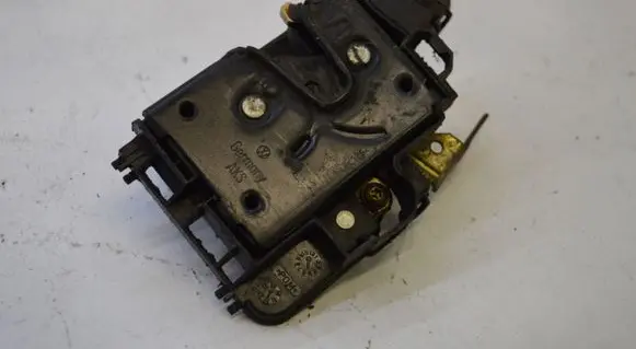 Volkswagen Polo III 6N 6N2 6NF Front door lock 
