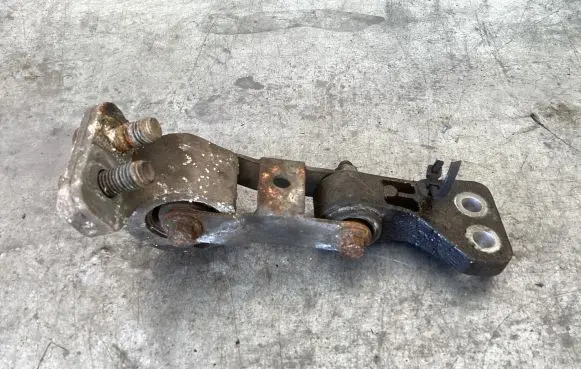 Volvo XC90 Engine mount bracket