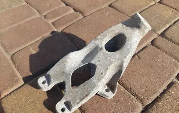 Audi A4 S4 B8 8K Engine mounting bracket 8K0199307BE