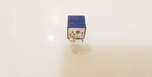 Volkswagen PASSAT B5 Other relay 899587