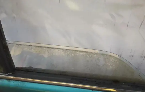 Hyundai Pony Front door window glass four-door