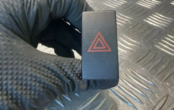 Toyota Avensis T270 Hazard light switch