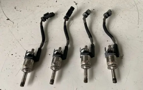 Volvo V40 Fuel injectors set 31465786