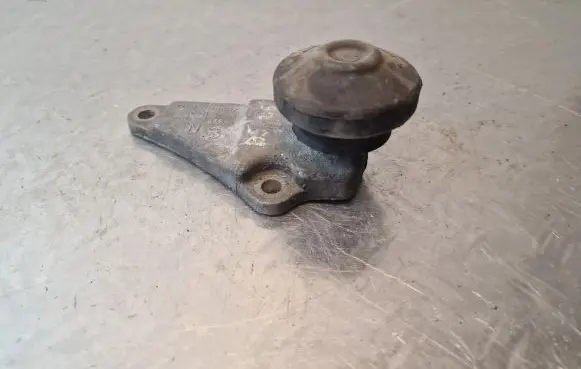 Audi A4 S4 B5 8D Engine mounting bracket 8D0199343