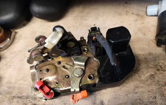 Jeep Grand Cherokee (WJ) Front door lock 