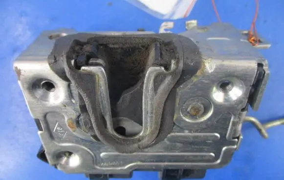 Dacia Sandero Front door lock 8200735224