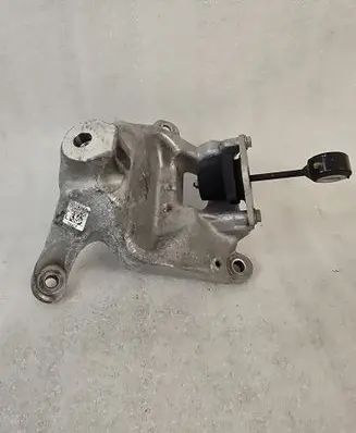 Engine mounting bracket