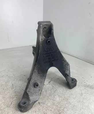 Audi A4 S4 B7 8E 8H Engine mounting bracket 8E0199308AR